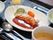 きゅうりとにんじんが付け合わされ、ソースの掛かった鳥料理
