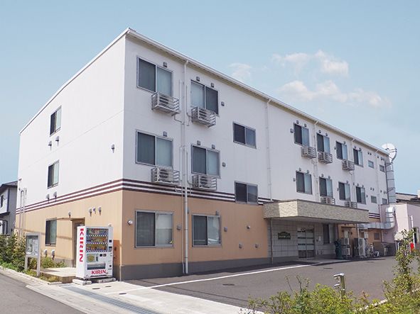建物は、鉄骨造りの3階建てで、定員は33名とアットホームな施設である。他の人たちと共同生活ができる人向けのホームである。