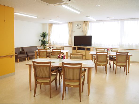 食堂は機能訓練室も兼ねており、広く明るい造りになっている。スタッフの細やかな介助で、安心して食事をとることができる。