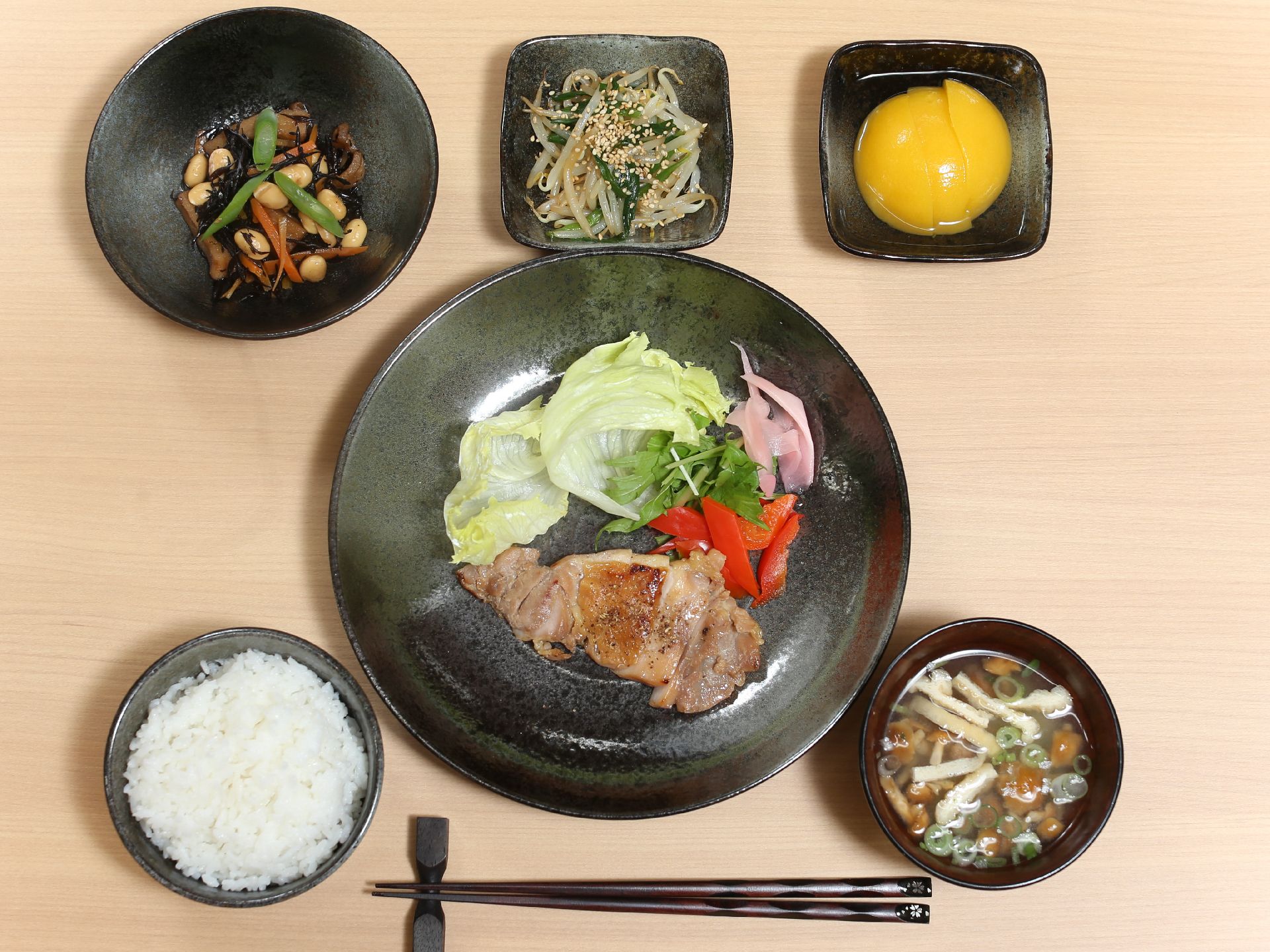 ある日の食事である。ごはんと味噌汁はもちろんのこと主菜一品と副菜二品そしてデザートには桃が用意されている。