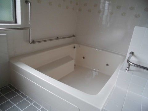 数人で入浴できる大きさの浴槽を完備した浴室である。安全を考慮して、Ｌ型や水平型手すりを壁に設置している。