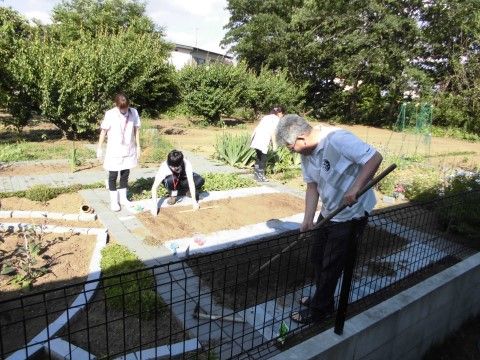 施設では、旬の野菜や花を育てている家庭菜園を敷地内に設けている。スタッフと共に入居者様も土を耕している。