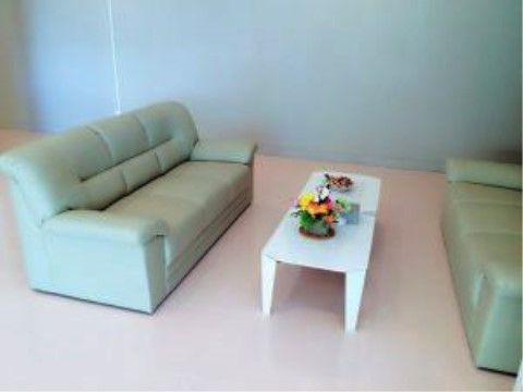 談話スペースでは、大きめのソファにゆったりと腰掛け、入居者様や来訪者様と談笑して過ごすことができる。