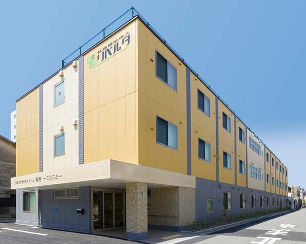 施設は大きな建物で３階建てである。ベージュとグレーが基調の落ち着いた雰囲気になっている。玄関前のスペースには屋根があり、雨の日も安心である。
