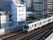 最寄駅は特急の停車駅である。線路は高架橋となっている。最寄駅周辺は大通りがあり、マンションなどが立ち並んでいる。