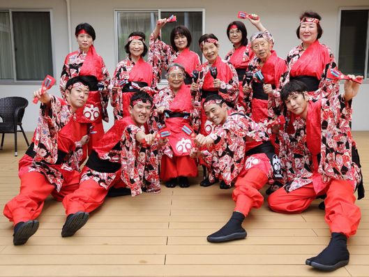 踊りの衣装で記念撮影