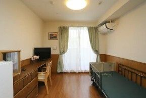 整理整頓された明るい室内。白いテーブルと肘置きの付いた椅子が数脚置かれている。車いすの方が利用しやすいように椅子の置かれていない場所もある。