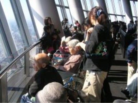 近所にある大きな展望台へ出かけ景色を眺めている入居者様
