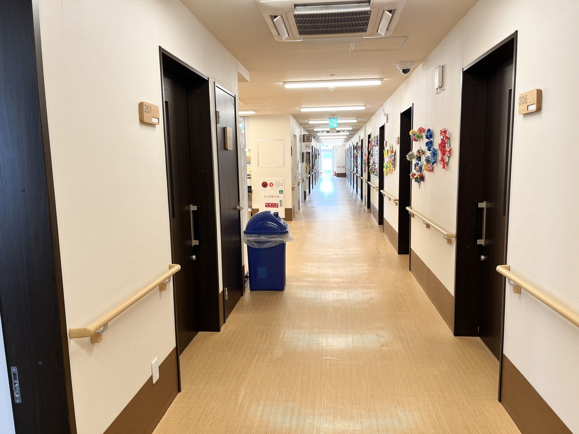 手すり付きの明るい廊下