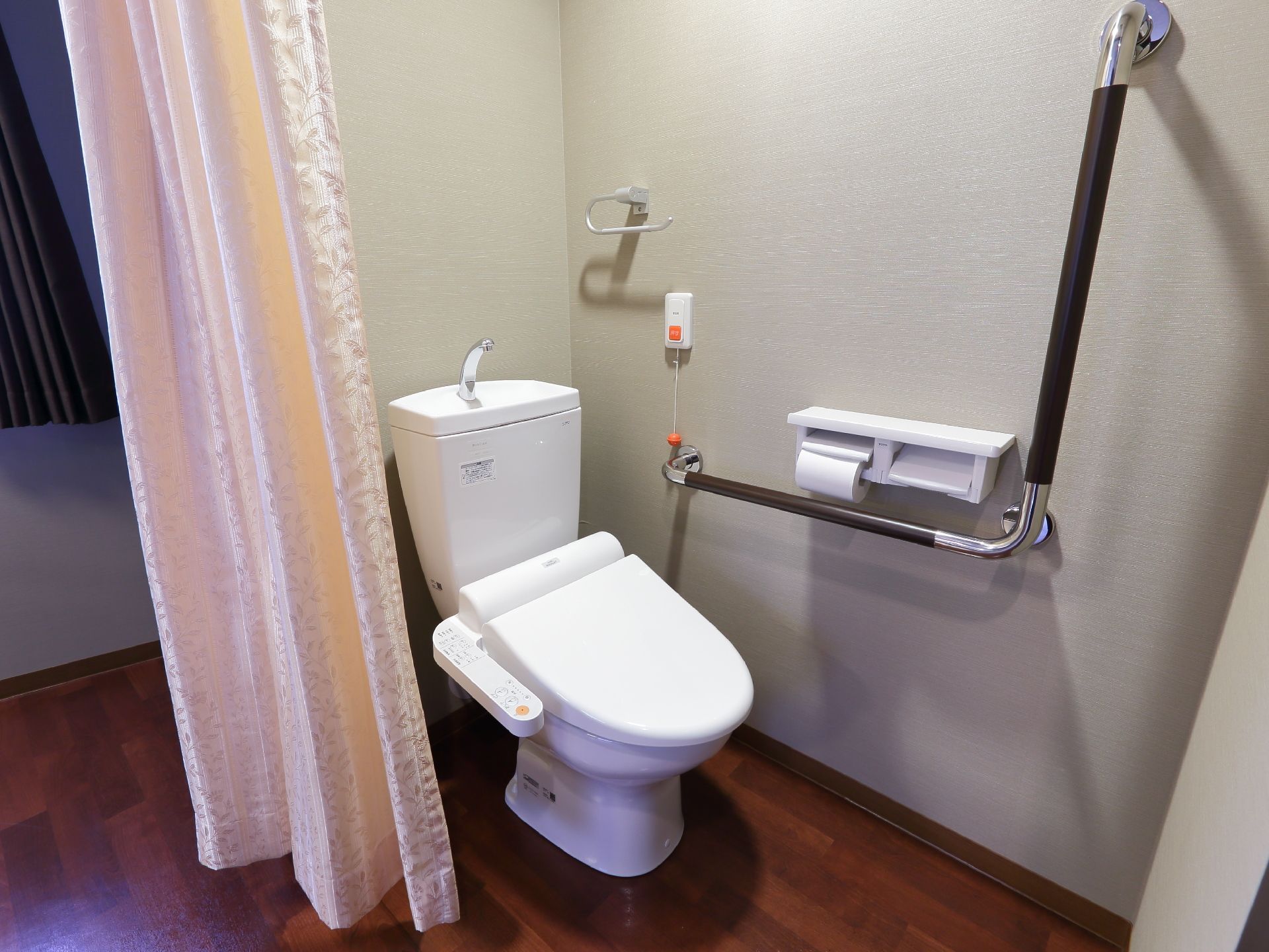 トイレは足の不自由な高齢者に配慮して、扉がないオープンなタイプになっている。壁には手すりが取り付けられている。