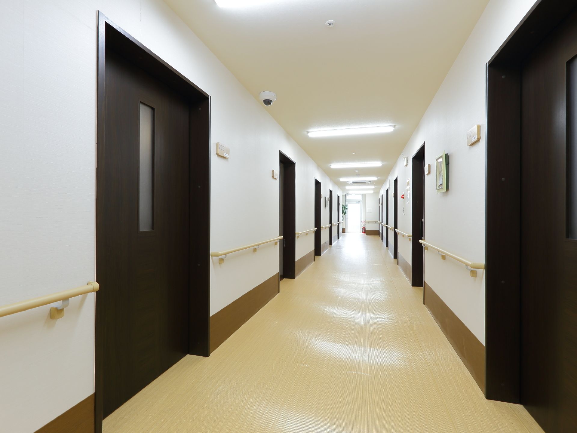 廊下は段差のないバリアフリーで、防犯カメラを設置している。また足の不自由な人のために、壁には手すりが取り付けられている。