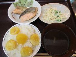焼き魚とスパゲッティサラダ、栗ご飯と汁物のセット