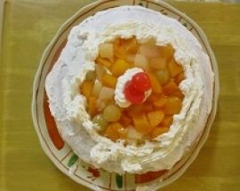 刻んだフルーツが盛り付けられたホールケーキ