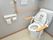 トイレには足の不自由な人のために、可動式の手すりが取り付けられている。また高齢者に便利なお尻洗浄機能がついた洋式便器を設置している。