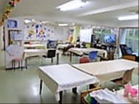 テーブルクロスが掛けられた清潔な机が並べられている。大きな窓があり、明るい雰囲気となっている。テレビが置かれている。