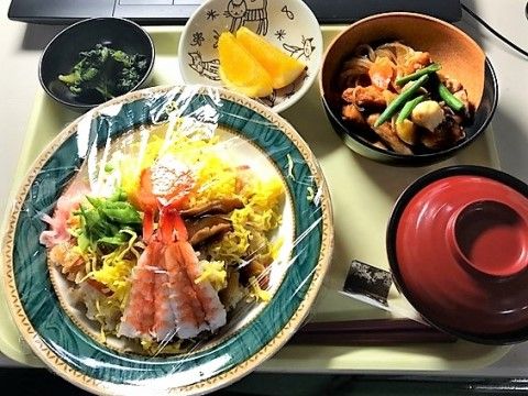 食事は食べ応えのあるメニューを豊富に揃えている。お仲間と楽しく食事時間を過ごし完食される入居者様も多い。