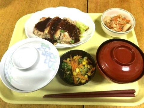 一汁三菜の食事メニューが並べられている。栄養バランスが整い、色彩豊かな食材や盛り付けに配慮されている。