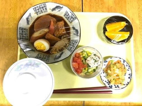 五感を大切に食でも季節感を感じていただけるよう、季節の食事メニューをスタッフが考案し手作りで提供する。