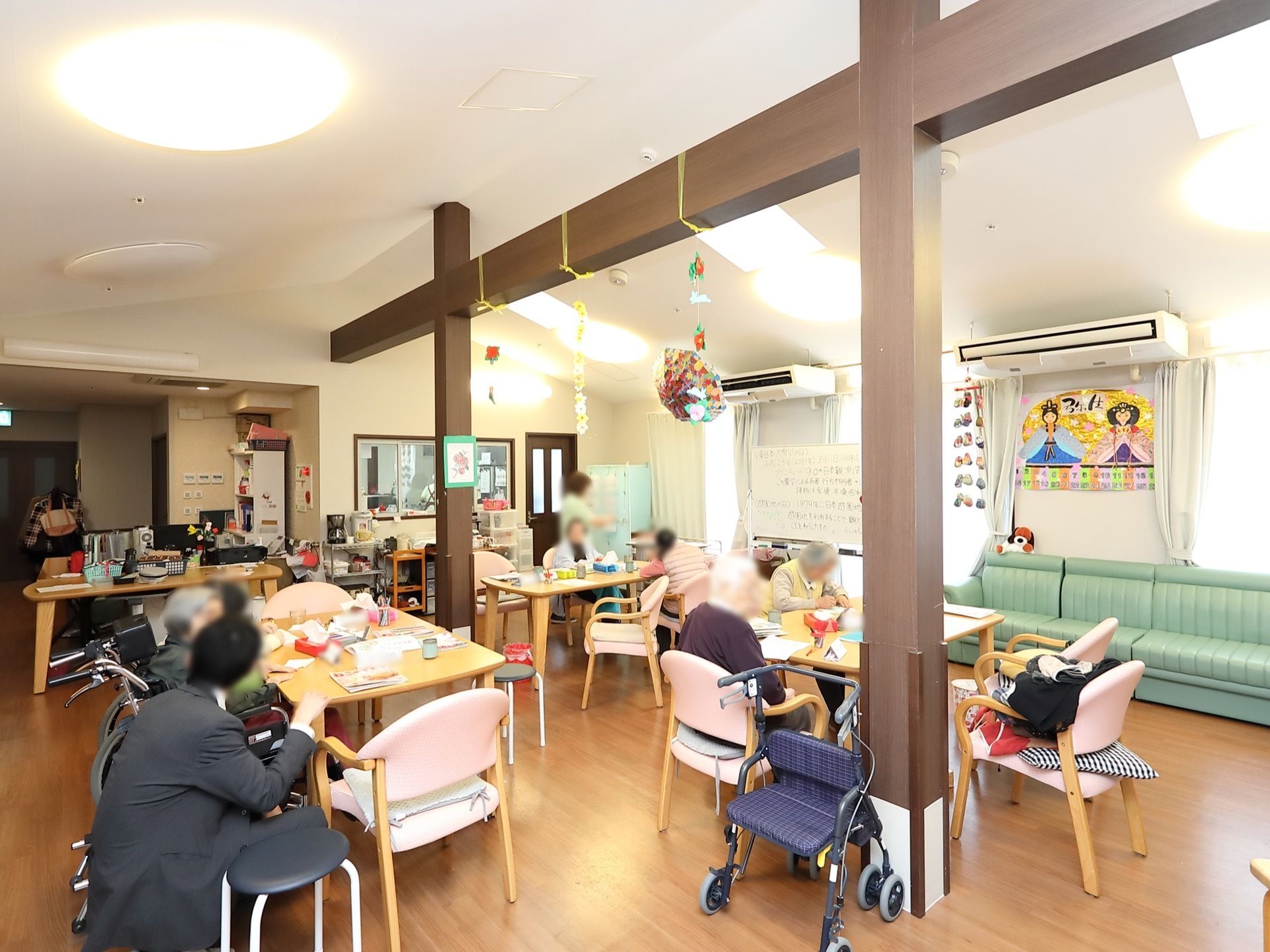 天井が高く明るく開放的な室内の中心に、テーブルが配置されている。壁付けにソファーが置かれ、ゆったり寛ぐことができる。