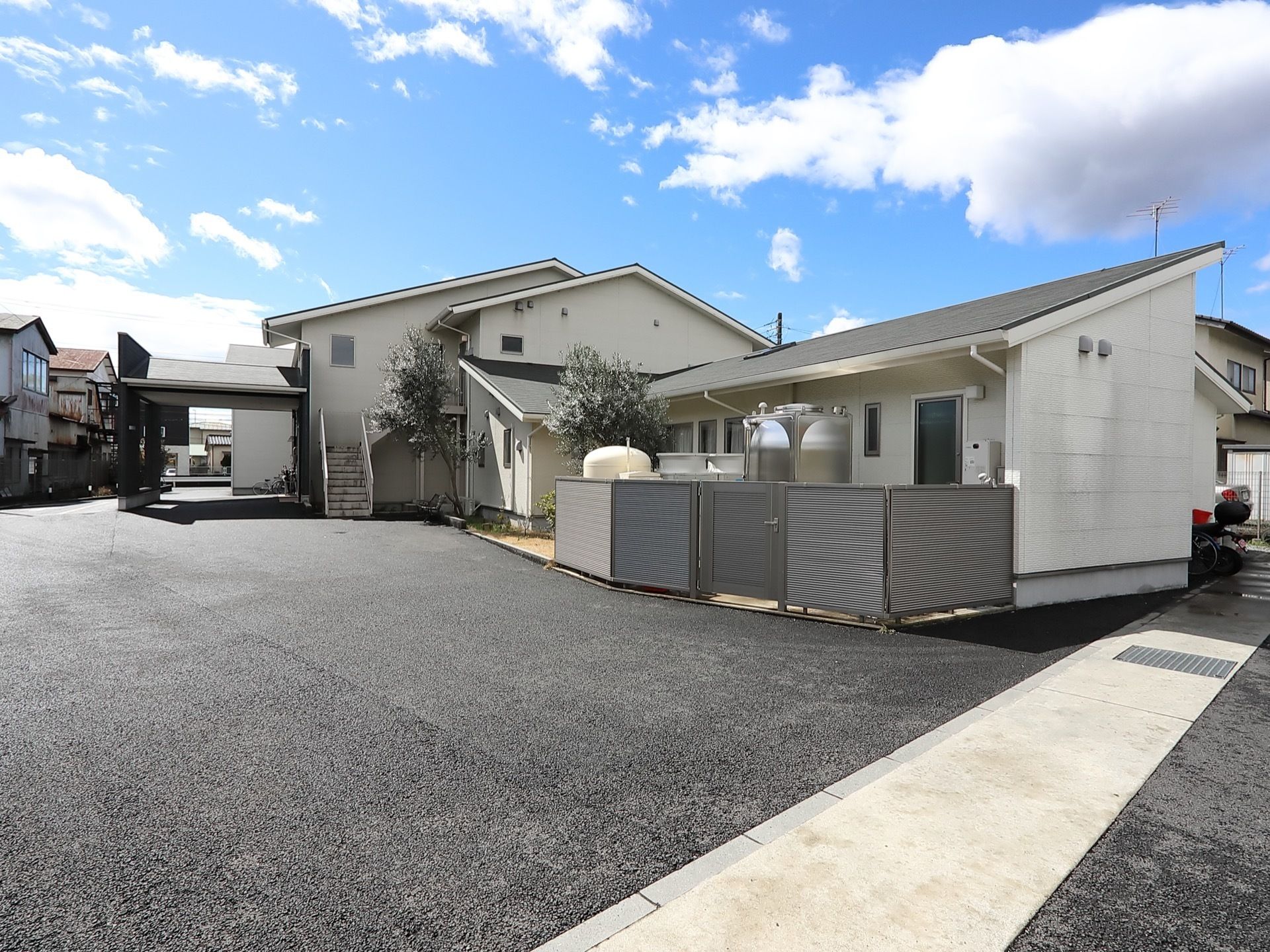 閑静な住宅街に建っていて、周囲に高い建物がないので日当たりはとても良い。周辺道路はきれいに舗装されているので安全に通行することができる。