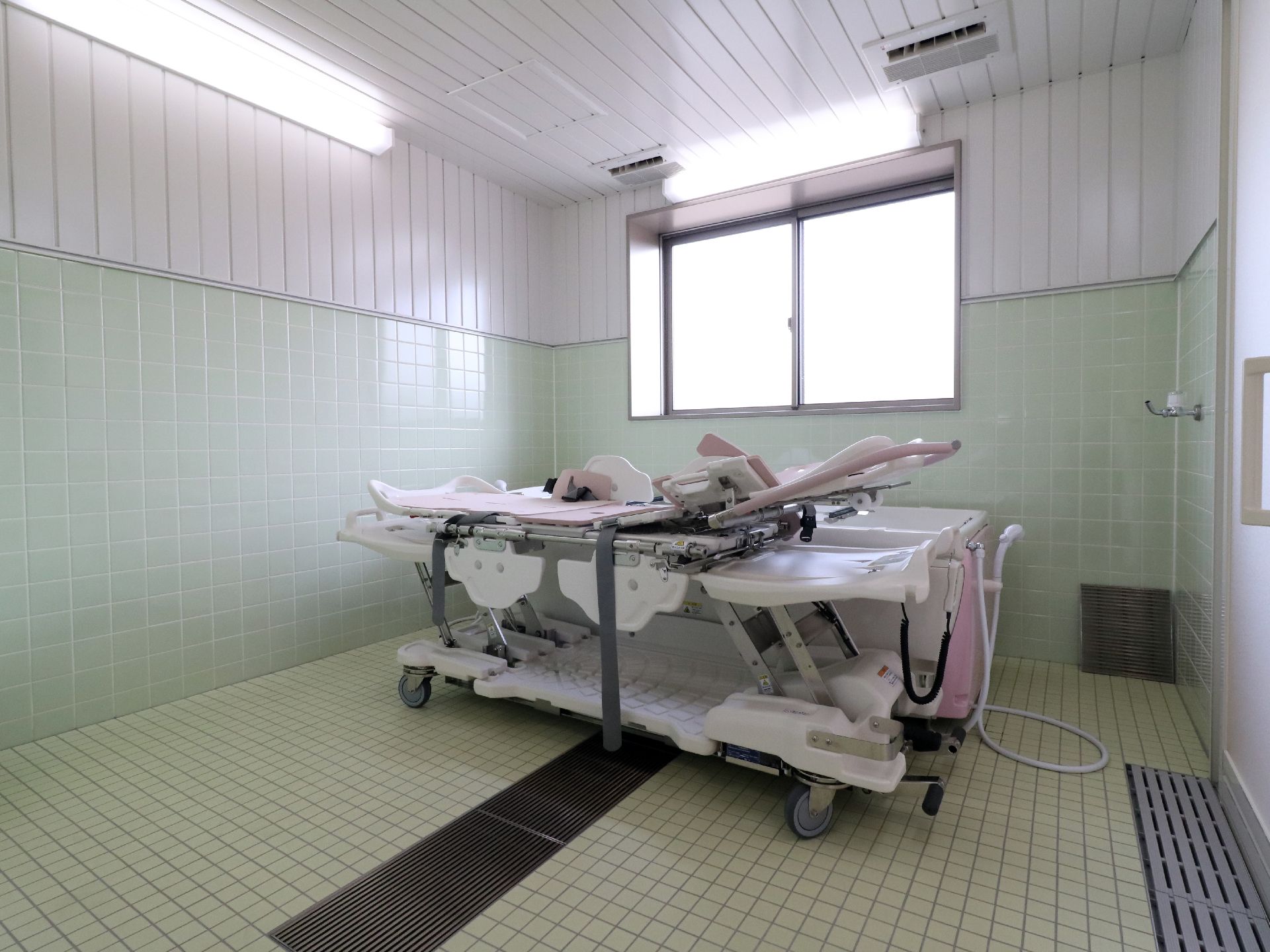 入浴介助用の機械を備えた浴室。