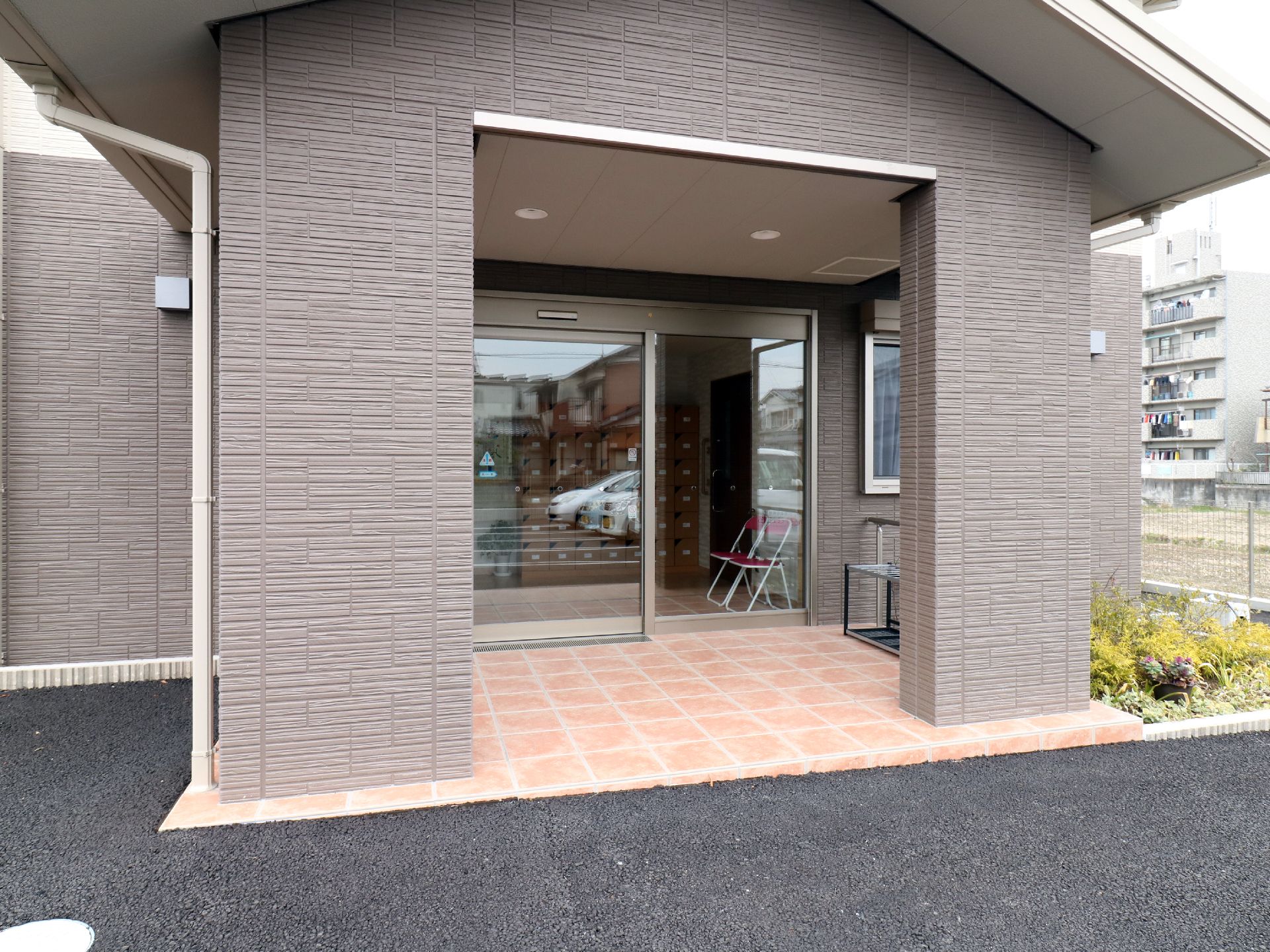 バリアフリー設計の玄関。一軒家のようなデザインの外観。