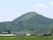 山をバックにした田園風景である。車両の通行も少ないため、騒音や排気ガスなどが少なく住みやすい環境となっている。
