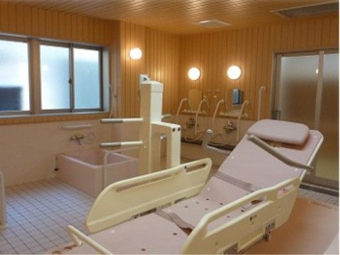 寝位入浴ができるストレッチャーが置かれている大浴場