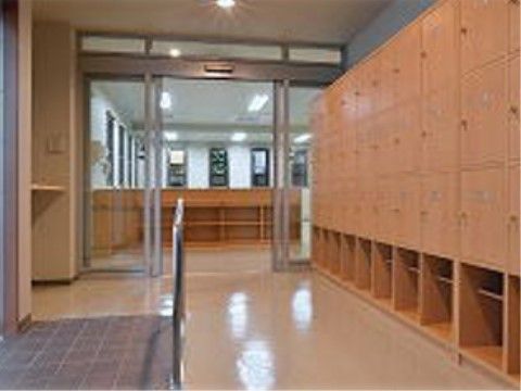 扉が付いた下駄箱が右側の壁に設置されているエントランス