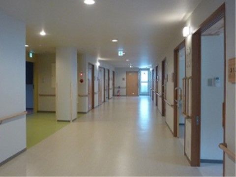 天井にはダウンライトの間接照明が複数設置されており、程よい明るさで明るすぎないため、目に優しい環境になっている。