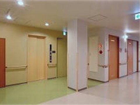 エレベーターの出入口は明るい木肌色になっている。入居者様の居室に合わせた木目調で、違和感のない雰囲気となっている。