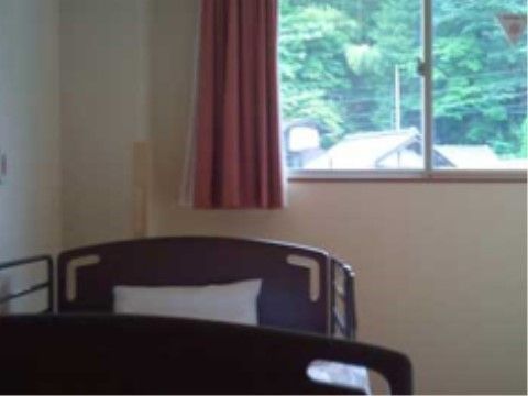 居室の窓にはレースと遮光用のカーテンがレールに掛けられており、入居者様は自由に明るさを調整することが可能である。