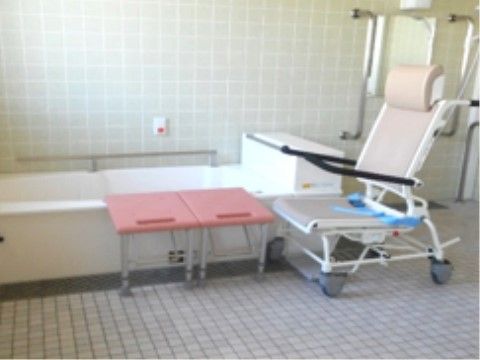 明るい浴室である。浴槽は長手方向の幅が広くなっており、入居者様は足を伸ばしてゆったりと入浴することができる。