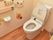 トイレは、人感センサーつきウォシュレットである。手元には、緊急ブザーや手すりが付いており、安心して使用できる。