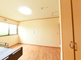 明るい居室と付属のトイレスペース