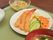 食事は、日々健康に過ごすための第一歩である。栄養はもちろん、彩りも考えて作られており、基本の一汁二菜プラスデザートになっている。