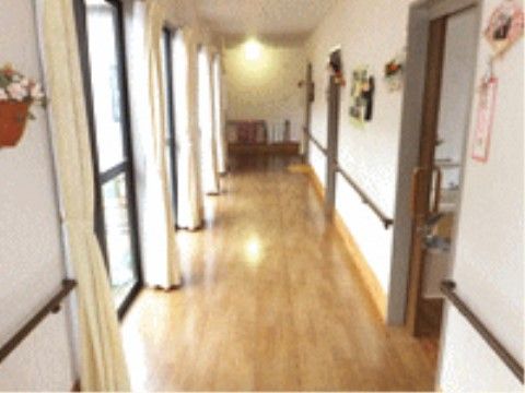 移動しやすいフローリング仕様の廊下には、障害物が一切なくすっきりとしている。複数の掃き出し窓からは、心地よい光と風が入ってくる。