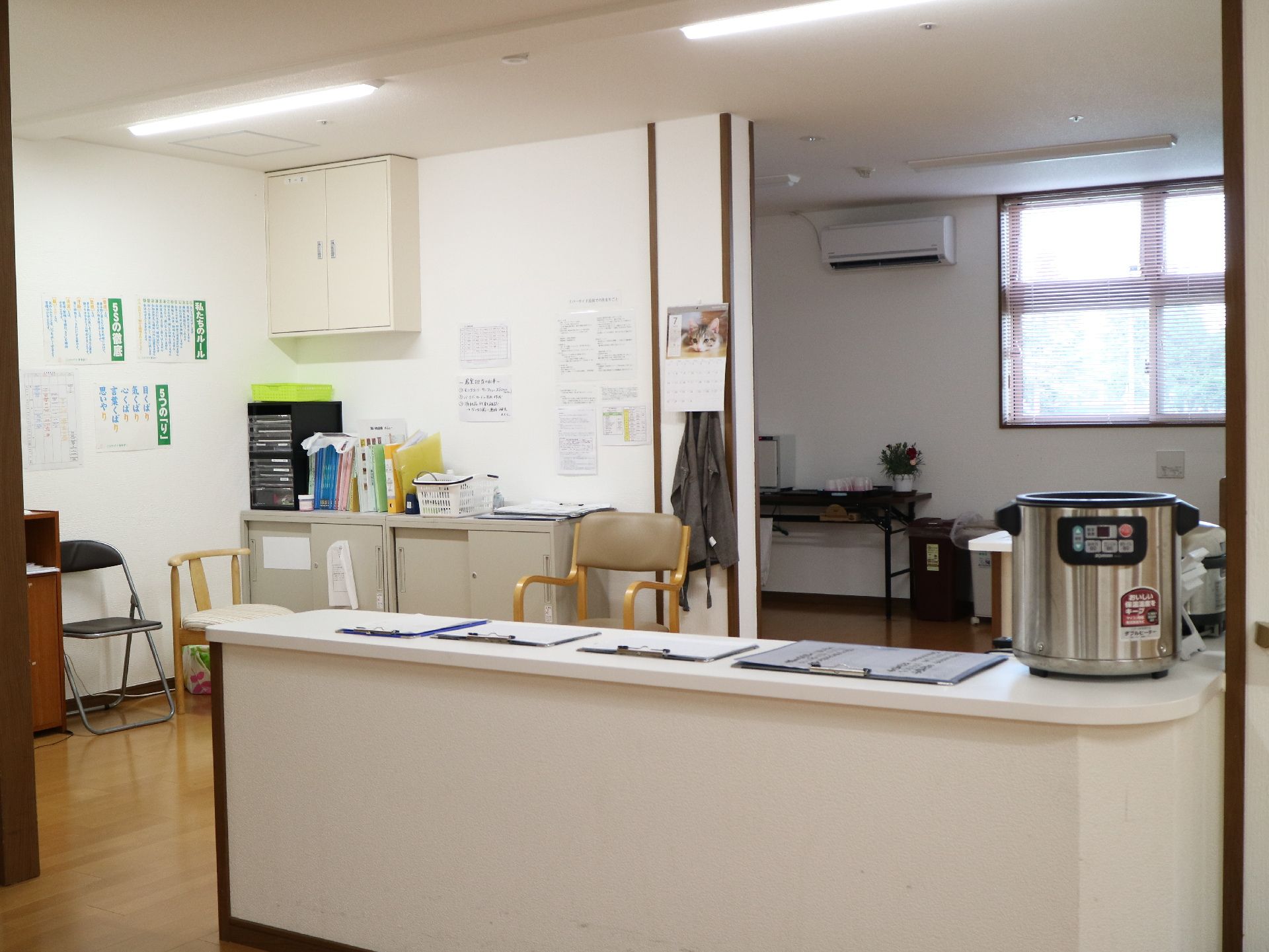 髪がはさまれたバインダーが並べられているカウンター