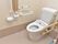 トイレには快適な温水洗浄便座が設けられている。壁には手すりと呼び出しボタンが付いている。車椅子の方でも利用できるスペースが保たれている。
