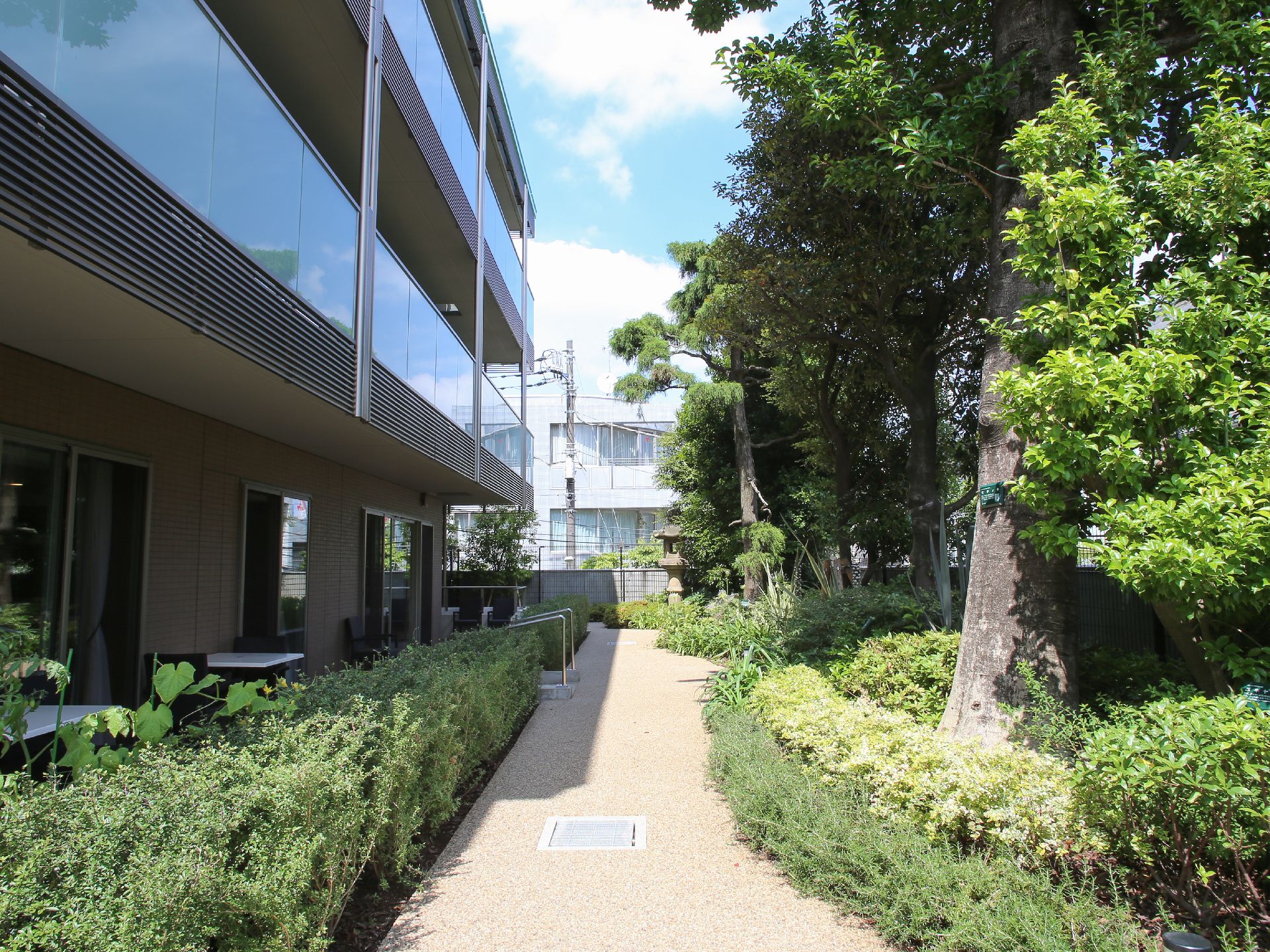 施設の敷地内に散策が楽しめるスペースが設けられている。きれいに整備された緑地を眺めながら、心穏やかな時間を過ごすことができる。