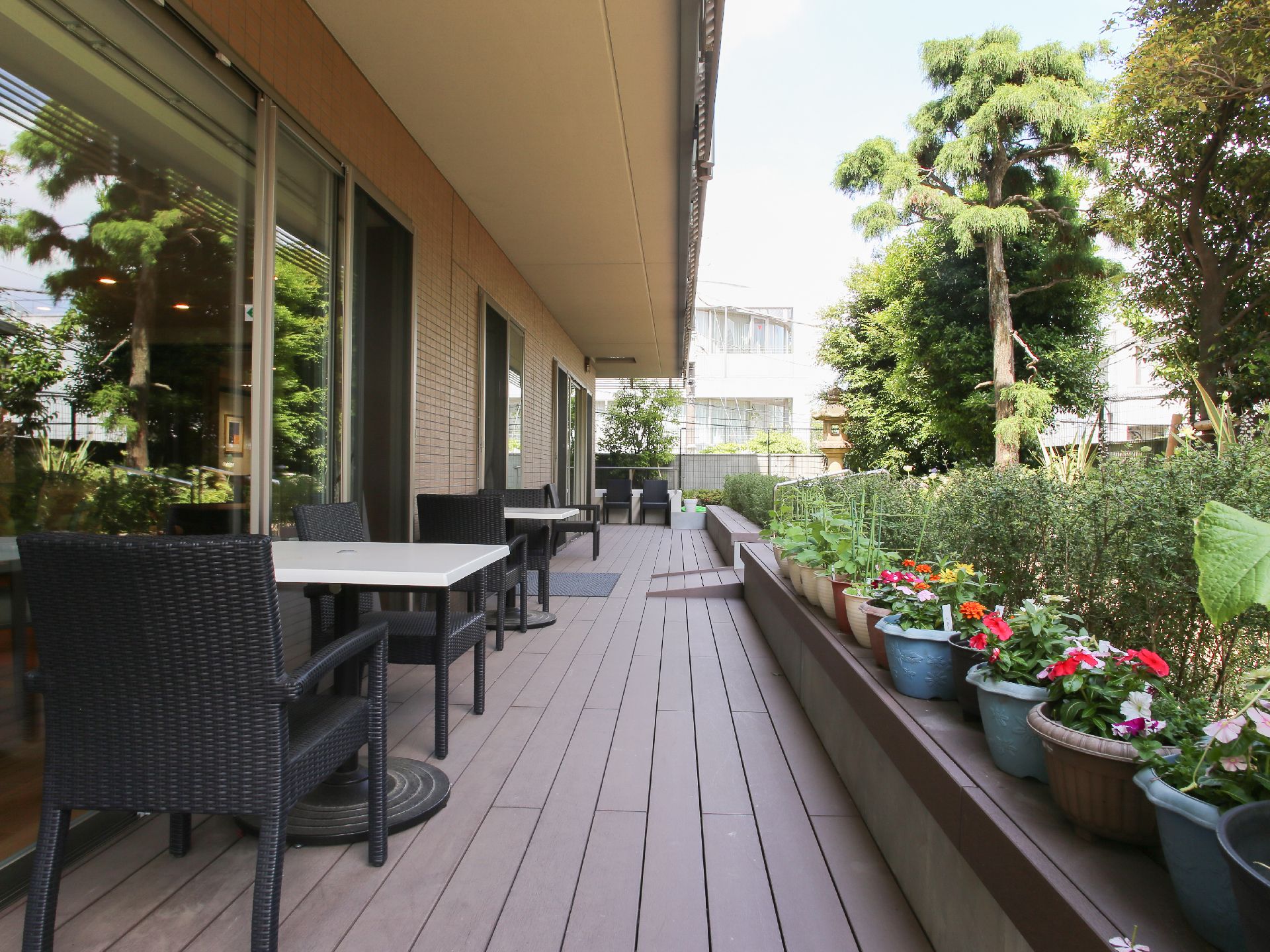 広々したデッキが備え付けられている。白色のテーブルに黒色の椅子が設置されており、外の空気を味わいながら思い思いに過ごせる。