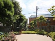 散歩のできる空間は、外部から人が入れないように柵を設置している。安全に散歩が出来る。また、木々は手入れをされている。