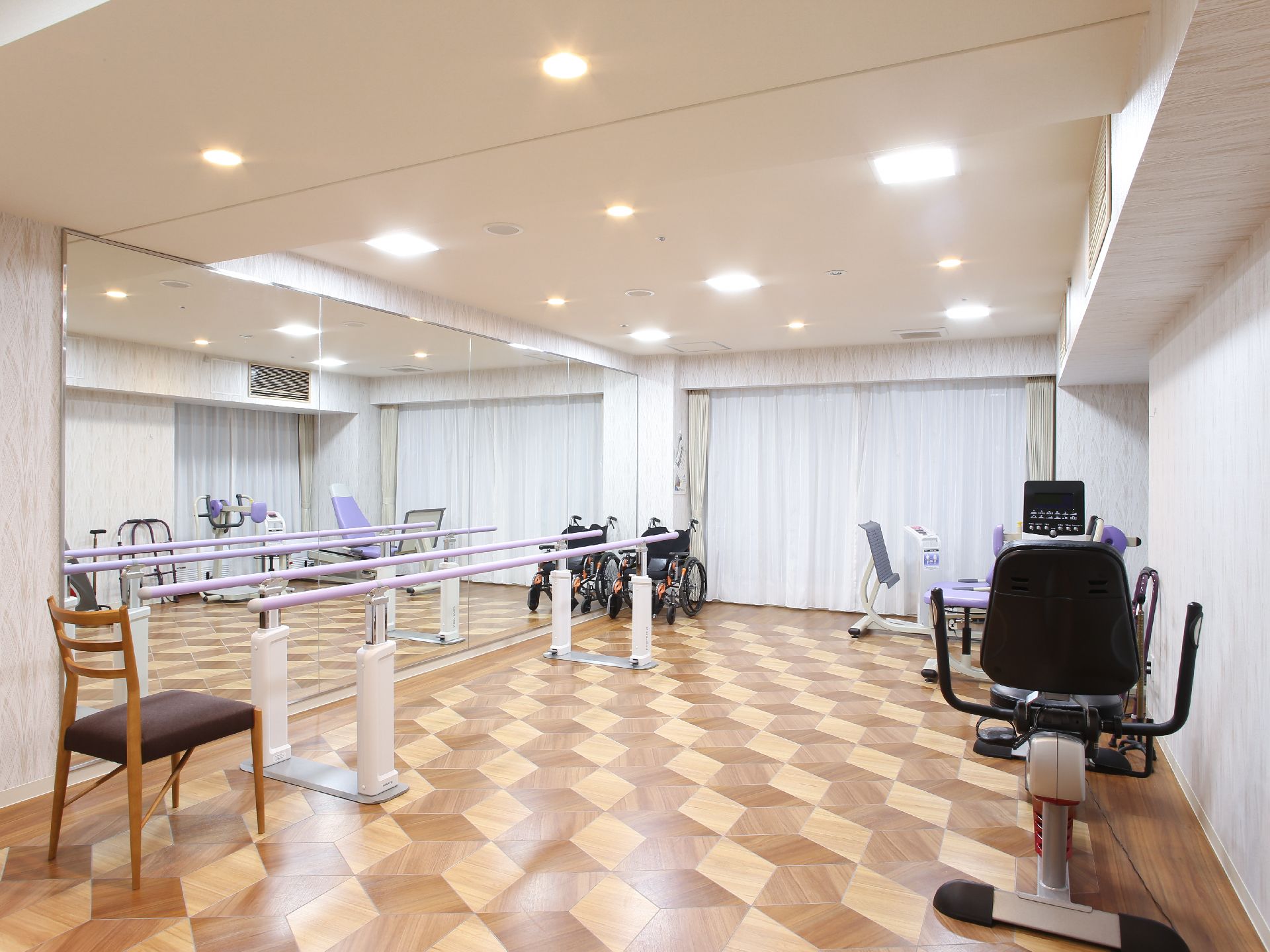 機能訓練室を完備している。施設内でリハビリを行ったりや歩行機能が低下しないように訓練をしたりできる。空調も完備している。