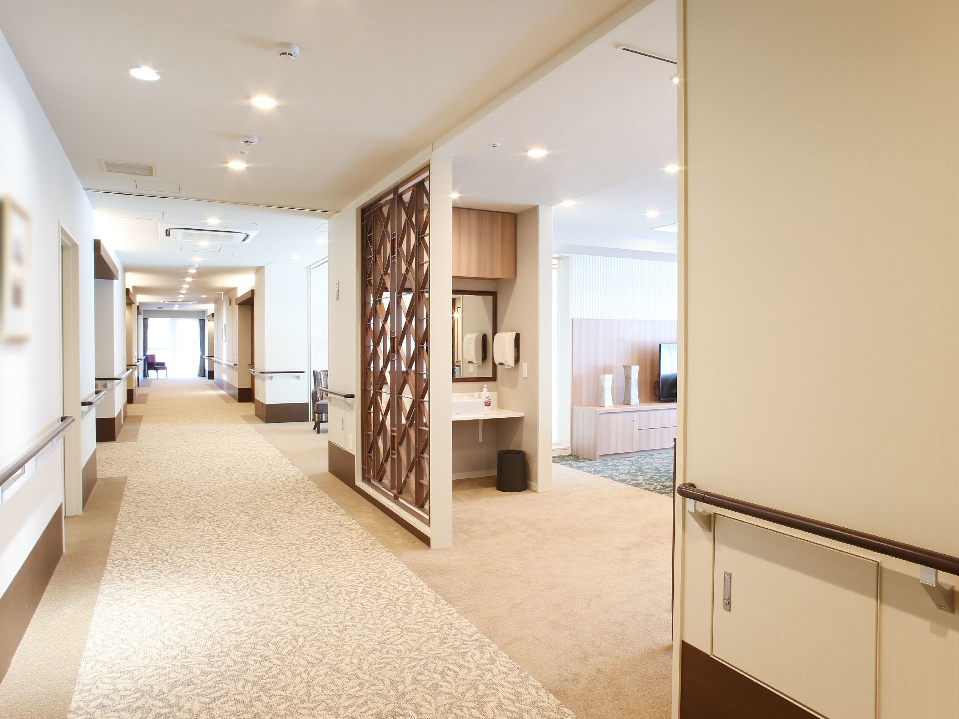 2Fのコミュニティールームの入り口には、感染症などの予防のために洗面台を設置している。また、廊下の随所に休憩スペースがある。