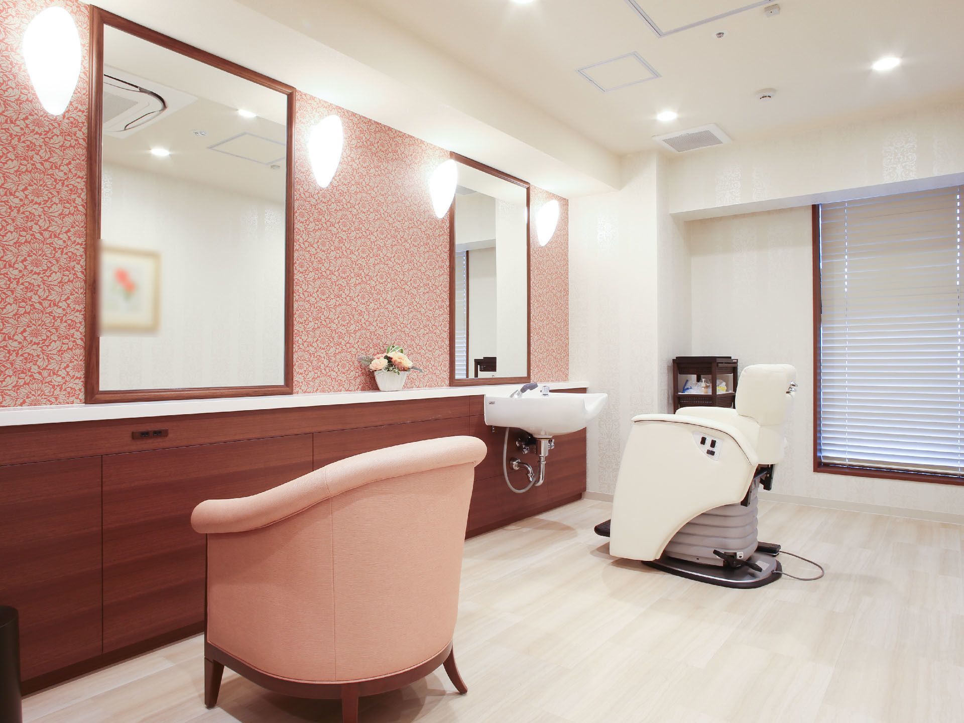 施設内にはヘアスタイルを整えるビューティーサロンを用意している。外出することなく洗髪や髪の毛の手入れができる。