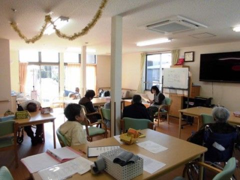 ダイニングに置かれたテーブルセットに集まってテレビ鑑賞などを楽しむ入居者様