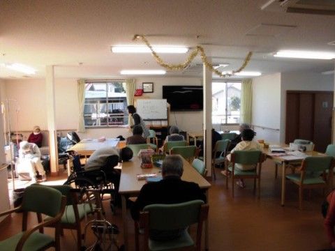 テーブルの周りに集まってお茶をしたり昼寝を楽しんでいる入居者様