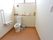 バリアフリーの床に広いスペースをとったトイレである。手すりも付いており、利用者の安全に配慮しています。