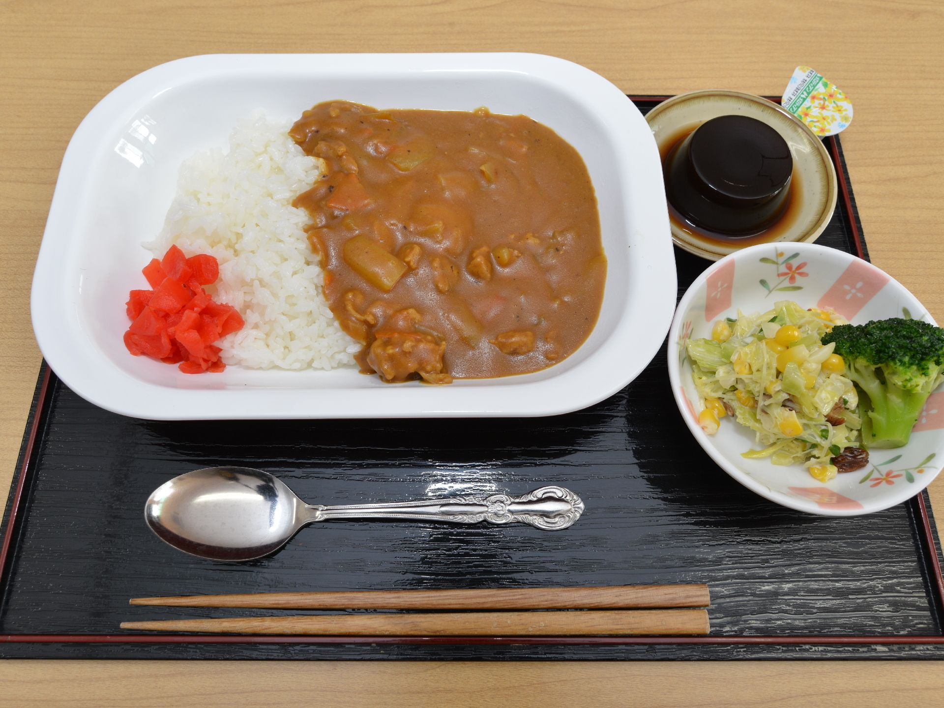 この日の献立のメインは、カレーである。バランスの良い、食べやすい食事は栄養士によって考えられている。