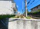 外の階段と庭のある建物